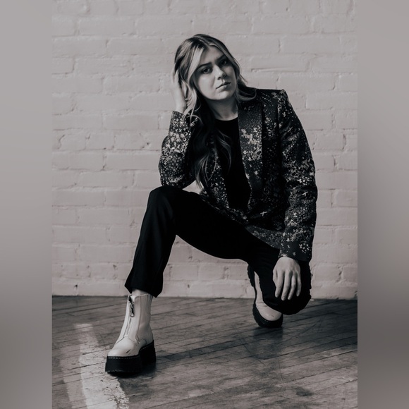 Meet your Posher, Janelle - Picture 8 of 16